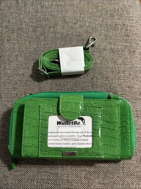 WalletBe green genuine leather accordion style functional crossbody wallet, NWT.